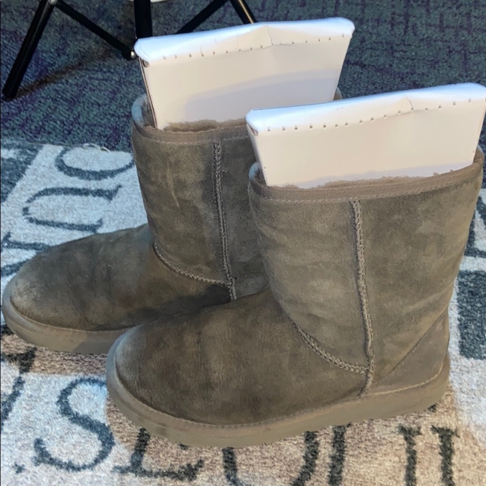 Gray uggs sz 7